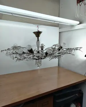 Lámpara de techo vintage con flores de cristal y detalles en latón - miniatura 2