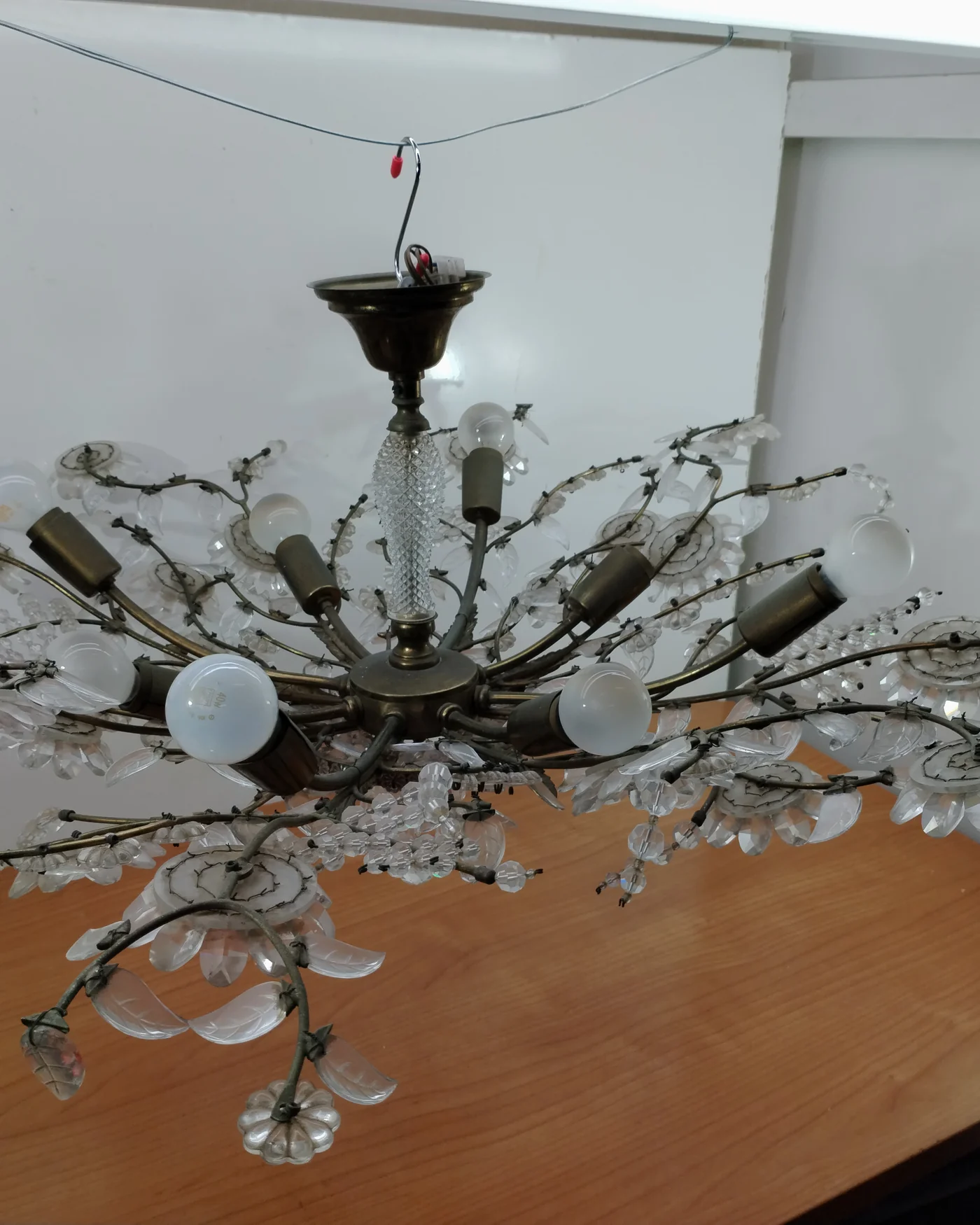 Lámpara de techo vintage con flores de cristal y detalles en latón - imagen 3