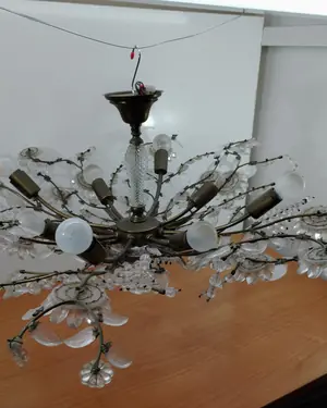 Lámpara de techo vintage con flores de cristal y detalles en latón - miniatura 3