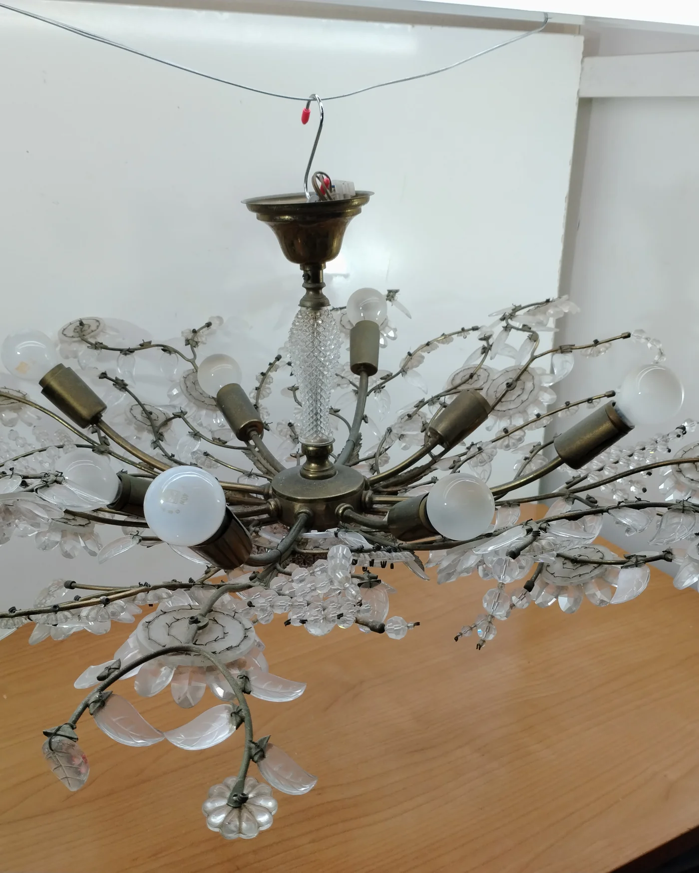 Lámpara de techo vintage con flores de cristal y detalles en latón - imagen 4