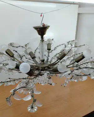 Lámpara de techo vintage con flores de cristal y detalles en latón - miniatura 4