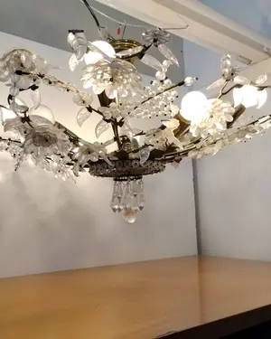Lámpara de techo vintage con flores de cristal y detalles en latón - miniatura 5