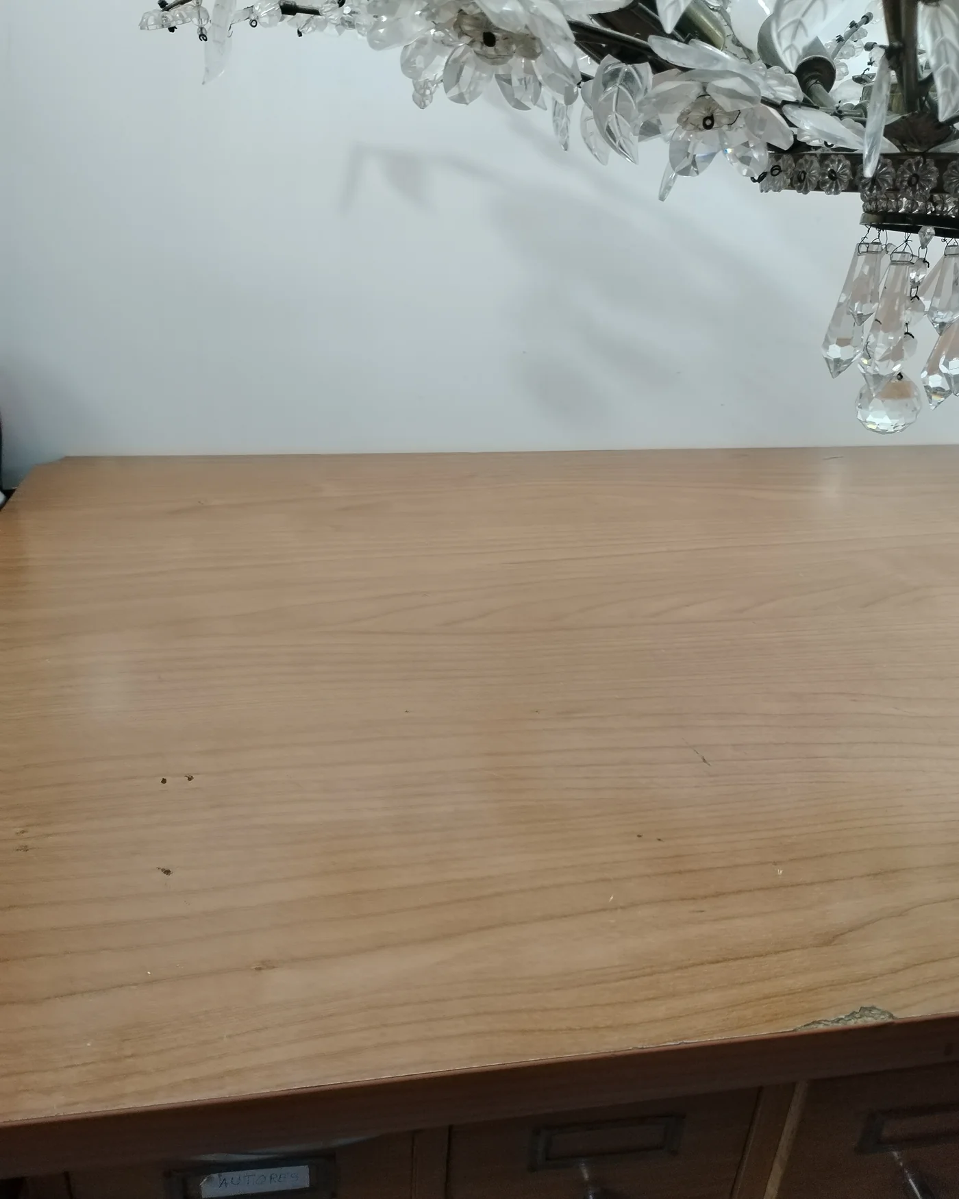 Lámpara de techo vintage con flores de cristal y detalles en latón - imagen 6