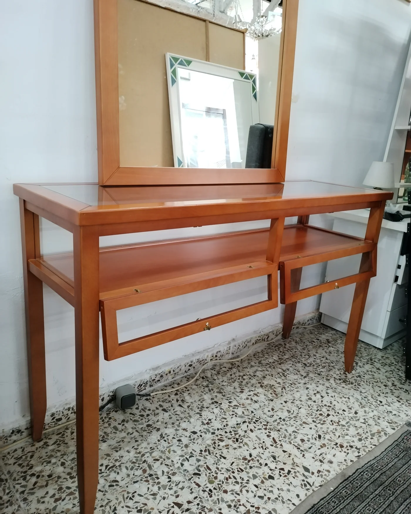 Recibidor con espejo de madera y cristal - imagen 3