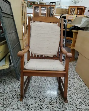 Mecedora de madera con cojines de tela - miniatura 1