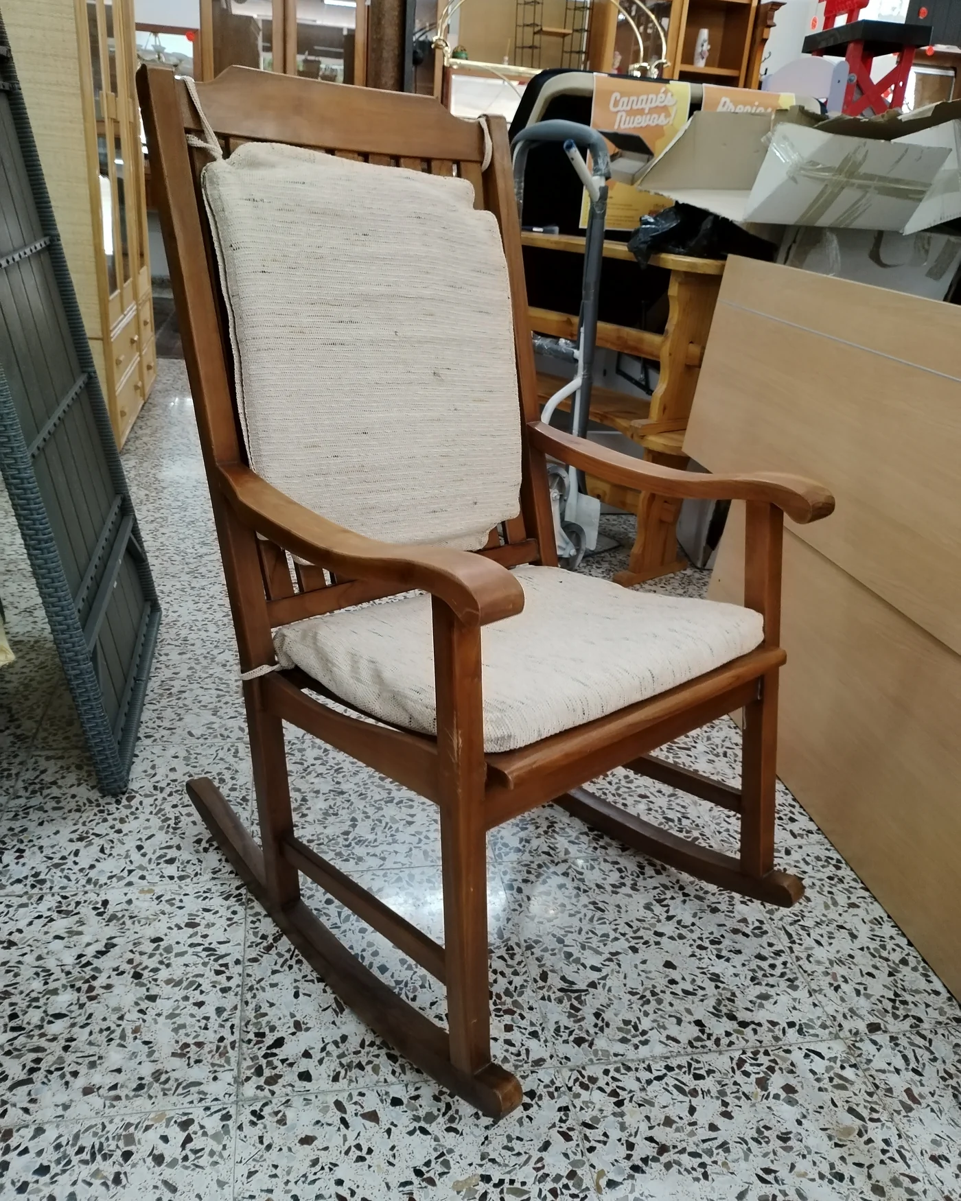 Mecedora de madera con cojines de tela - imagen 2