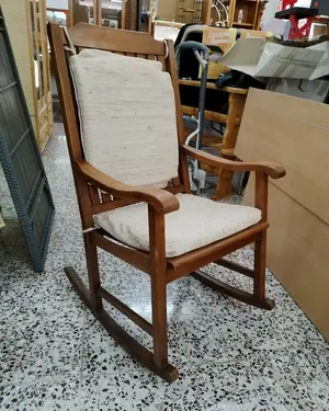 Mecedora de madera con cojines de tela - miniatura 2