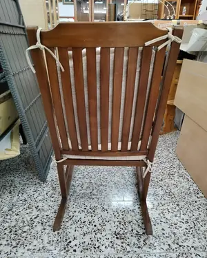 Mecedora de madera con cojines de tela - miniatura 3
