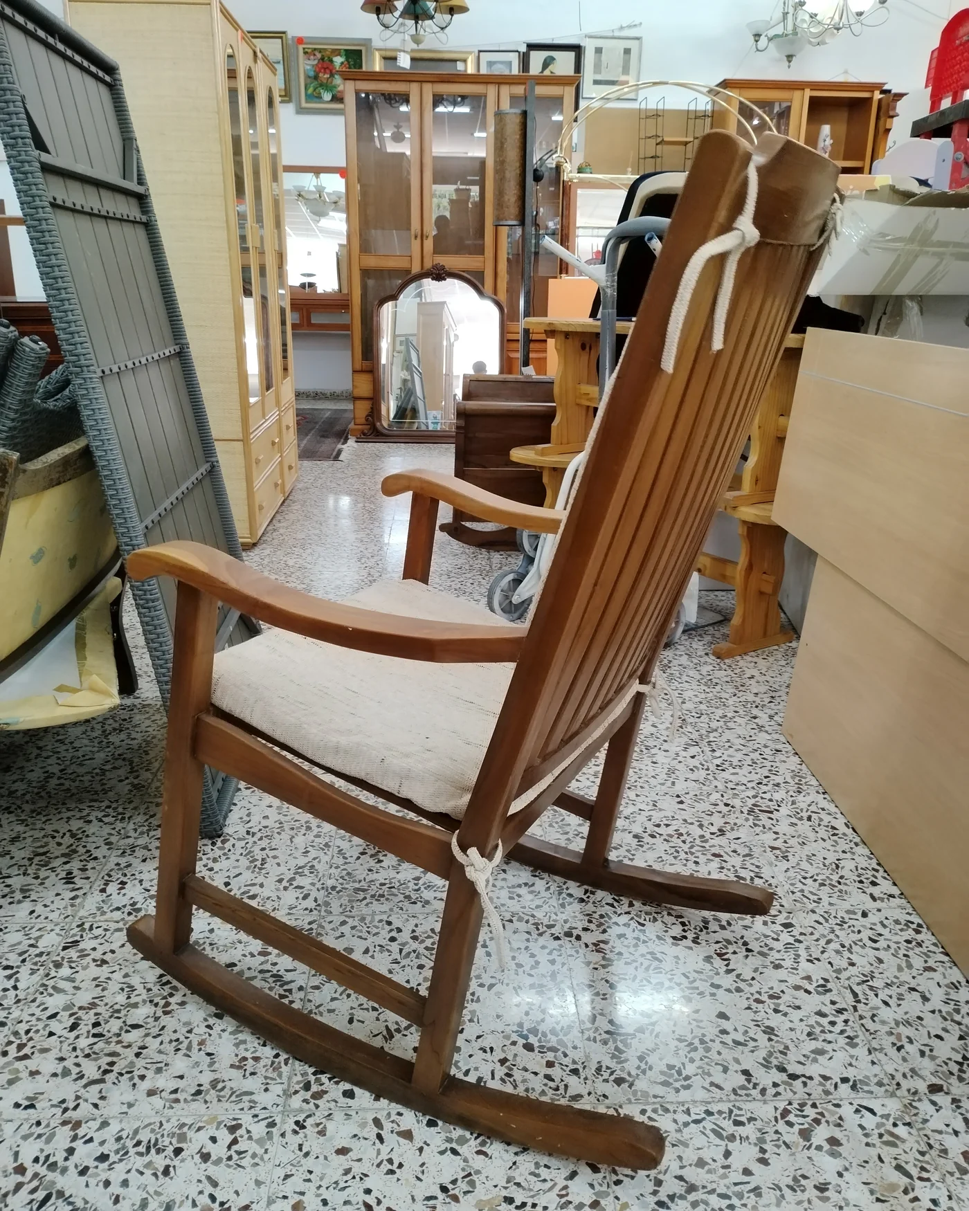 Mecedora de madera con cojines de tela - imagen 4