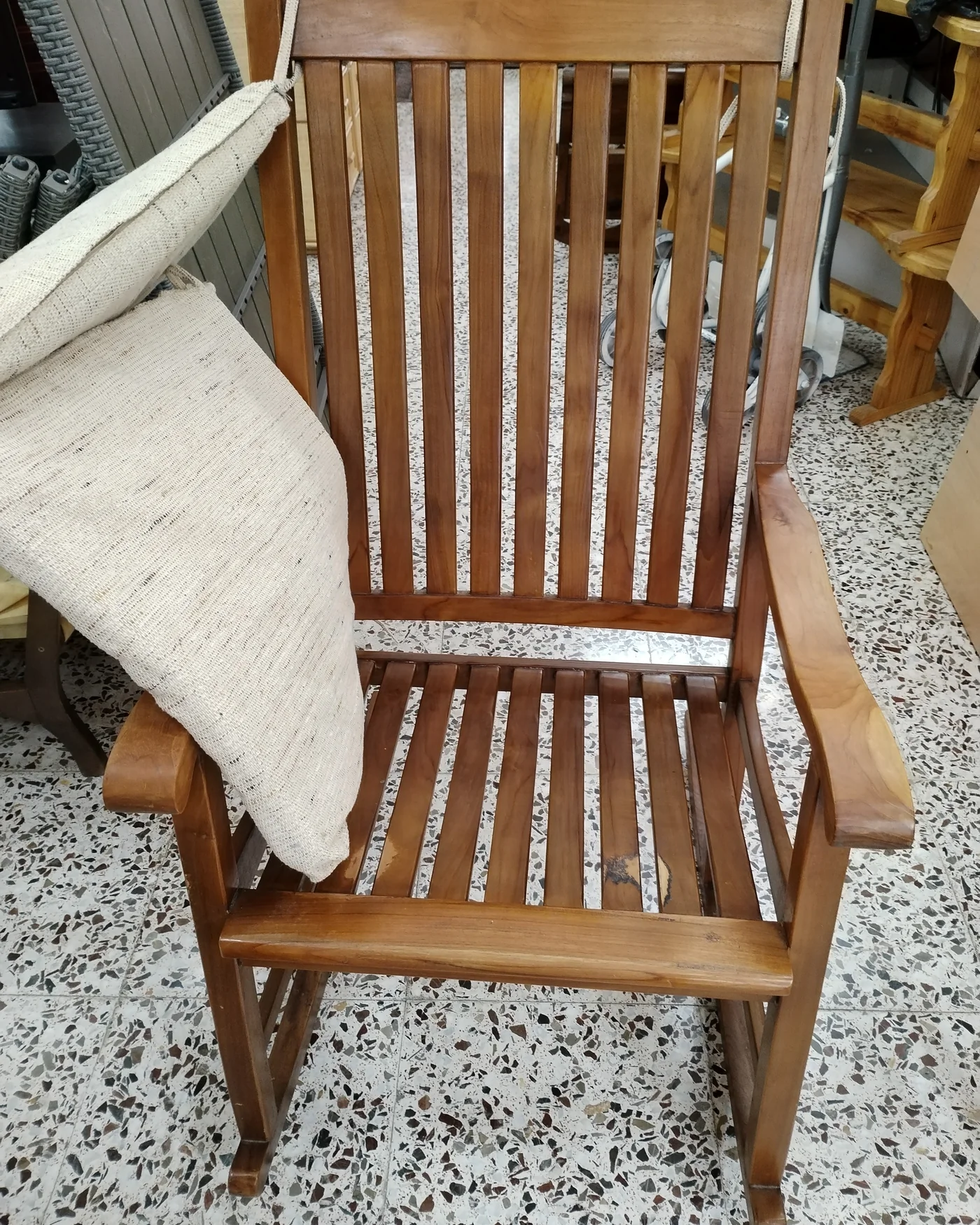 Mecedora de madera con cojines de tela - imagen 5