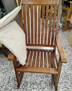 Mecedora de madera con cojines de tela - miniatura 5