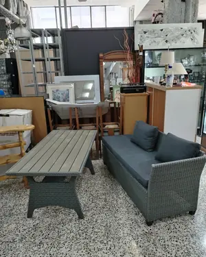 Conjunto de jardín exterior con sofá y mesa - miniatura 1