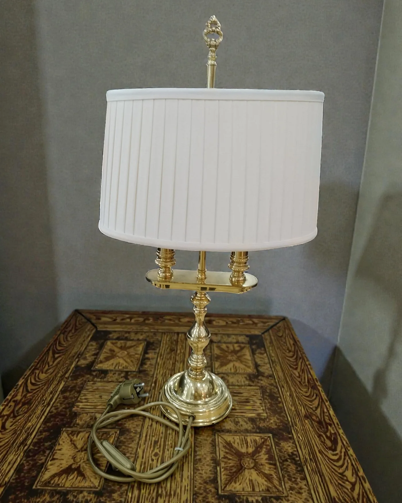 Lámpara de mesa inglesa de latón con pantalla blanca - imagen 1