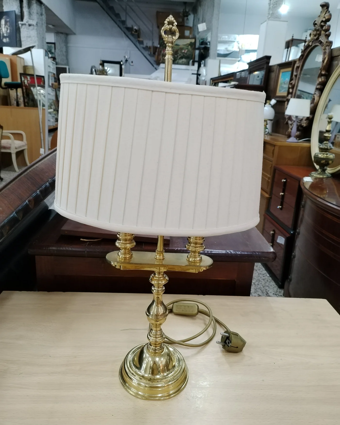 Lámpara de mesa inglesa de latón con pantalla blanca - imagen 2