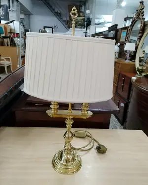 Lámpara de mesa inglesa de latón con pantalla blanca - miniatura 2