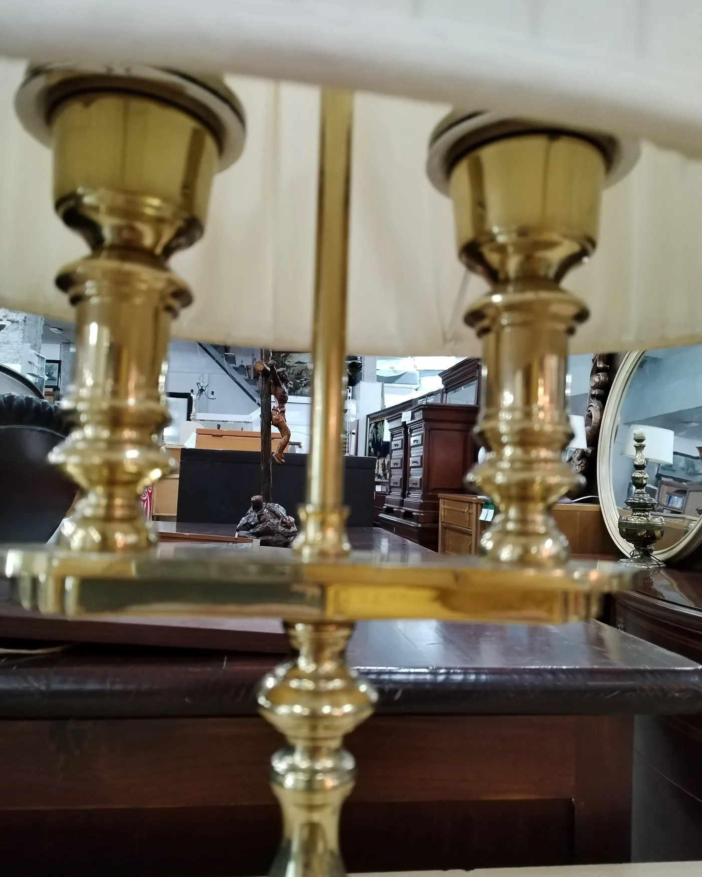 Lámpara de mesa inglesa de latón con pantalla blanca - imagen 3
