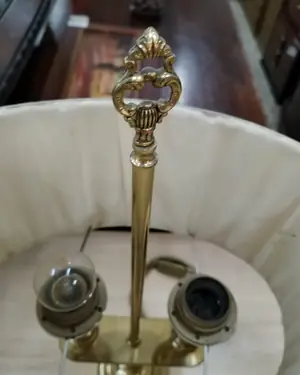 Lámpara de mesa inglesa de latón con pantalla blanca - miniatura 4