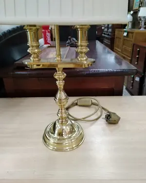 Lámpara de mesa inglesa de latón con pantalla blanca - miniatura 5