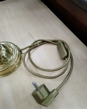 Lámpara de mesa inglesa de latón con pantalla blanca - miniatura 6