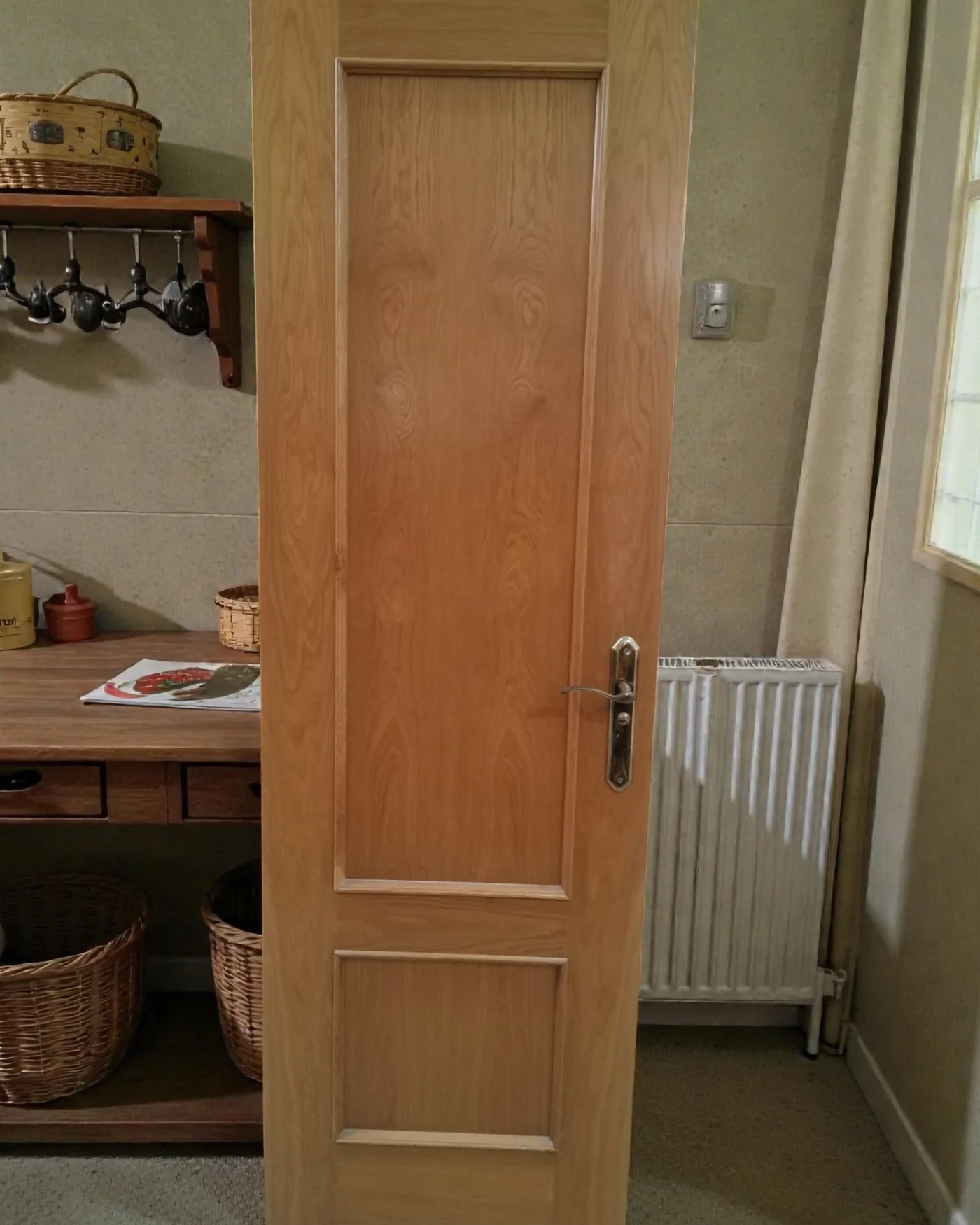 Puerta de madera interior con herrajes de latón - imagen 1