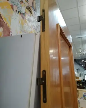 Puerta de madera interior con herrajes de latón - miniatura 4