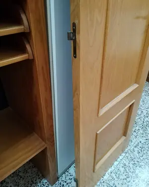 Puerta de madera interior con herrajes de latón - miniatura 5