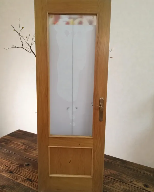 Puerta de interior de madera con cristal esmerilado