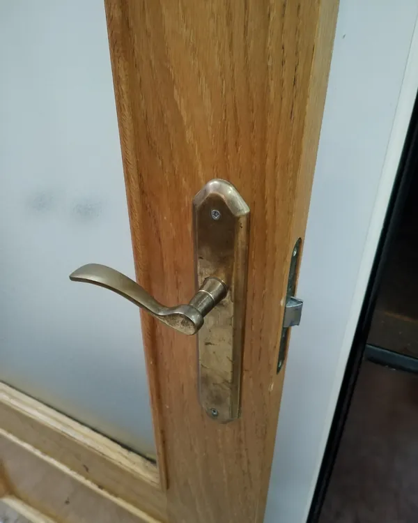 Puerta de interior de madera con cristal esmerilado