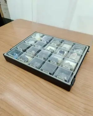 Colección de minerales geológicos en caja de exhibición - miniatura 3