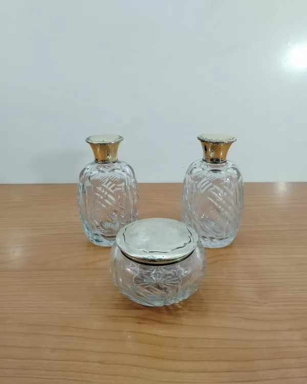 Juego de Tocador Vintage en Cristal Tallado con Tapas de Plata