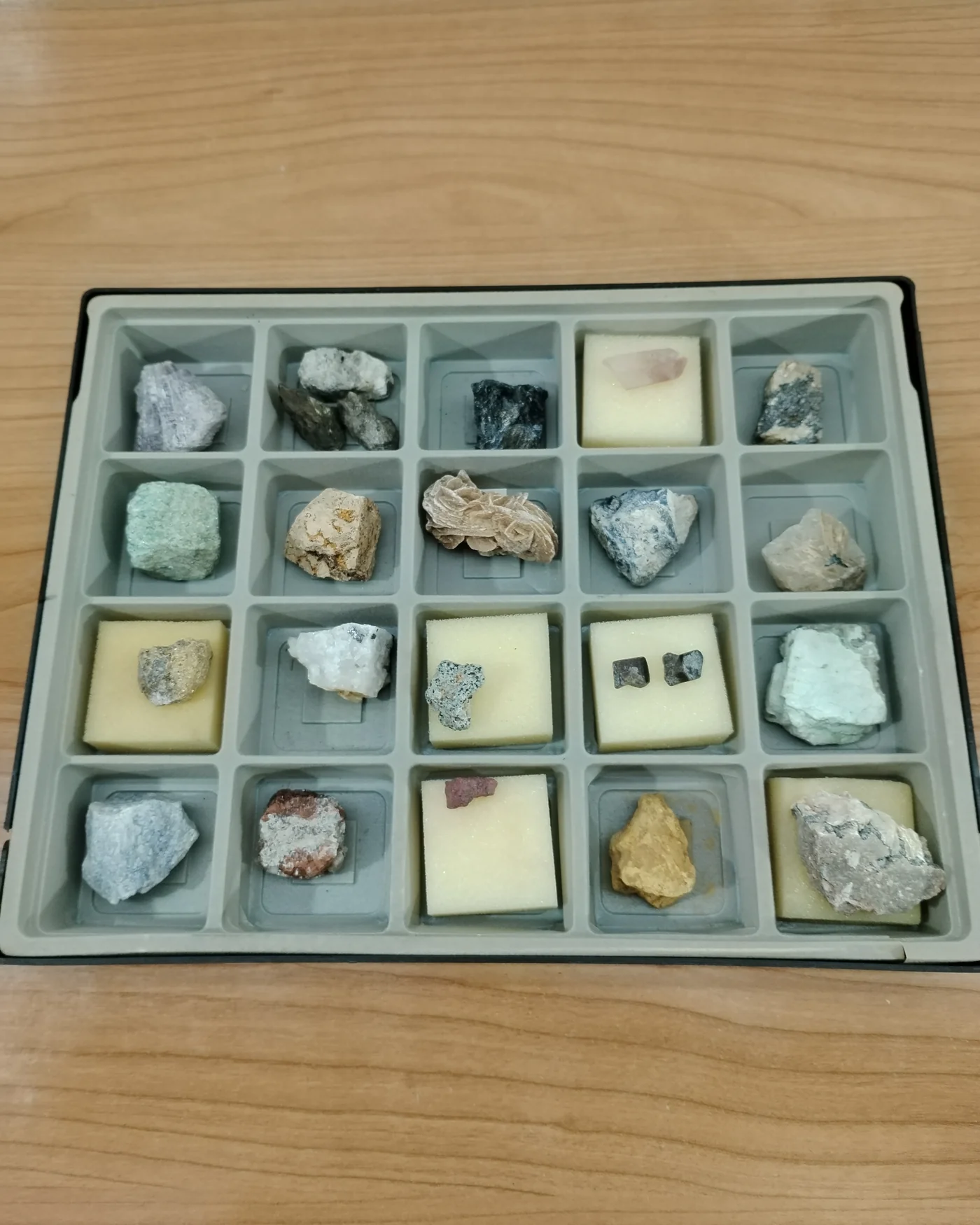 Colección de minerales geológicos en caja de exhibición - imagen 4