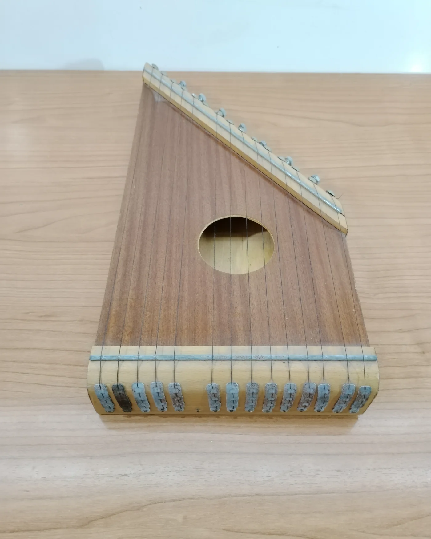 Arpa de mesa antigua de madera con clavijas metálicas - imagen 1
