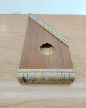 Arpa de mesa antigua de madera con clavijas metálicas - miniatura 1