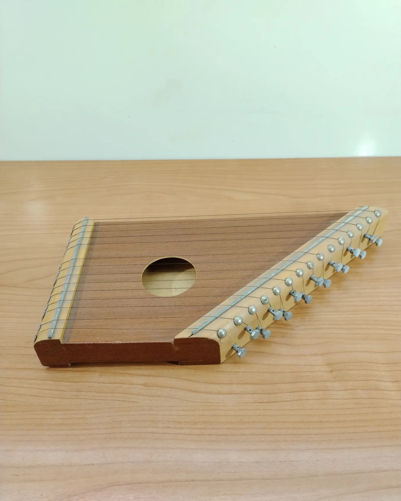 Arpa de mesa antigua de madera con clavijas metálicas - imagen 2