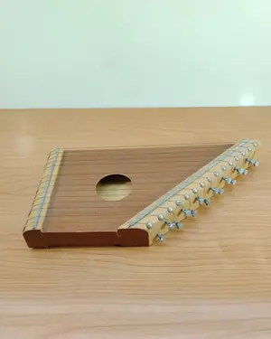 Arpa de mesa antigua de madera con clavijas metálicas - miniatura 2