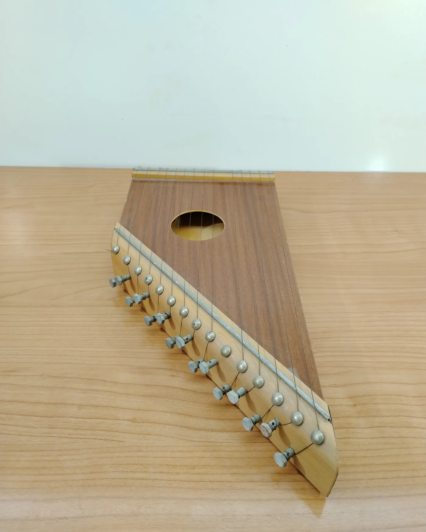 Arpa de mesa antigua de madera con clavijas metálicas - imagen 3