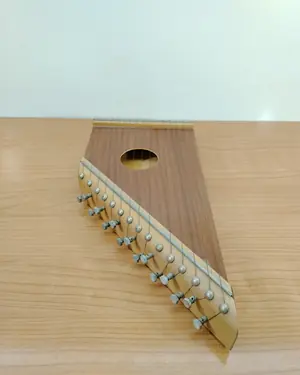 Arpa de mesa antigua de madera con clavijas metálicas - miniatura 3