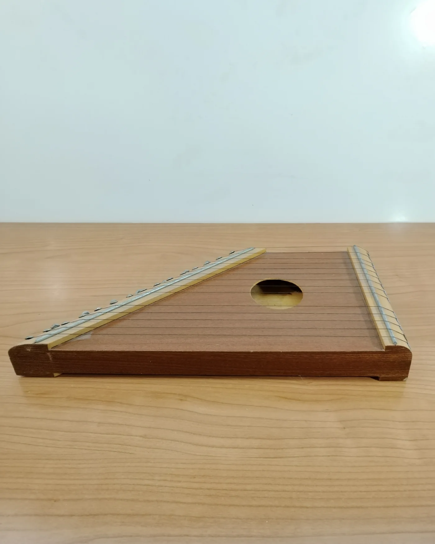 Arpa de mesa antigua de madera con clavijas metálicas - imagen 4