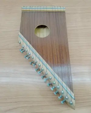 Arpa de mesa antigua de madera con clavijas metálicas - miniatura 5