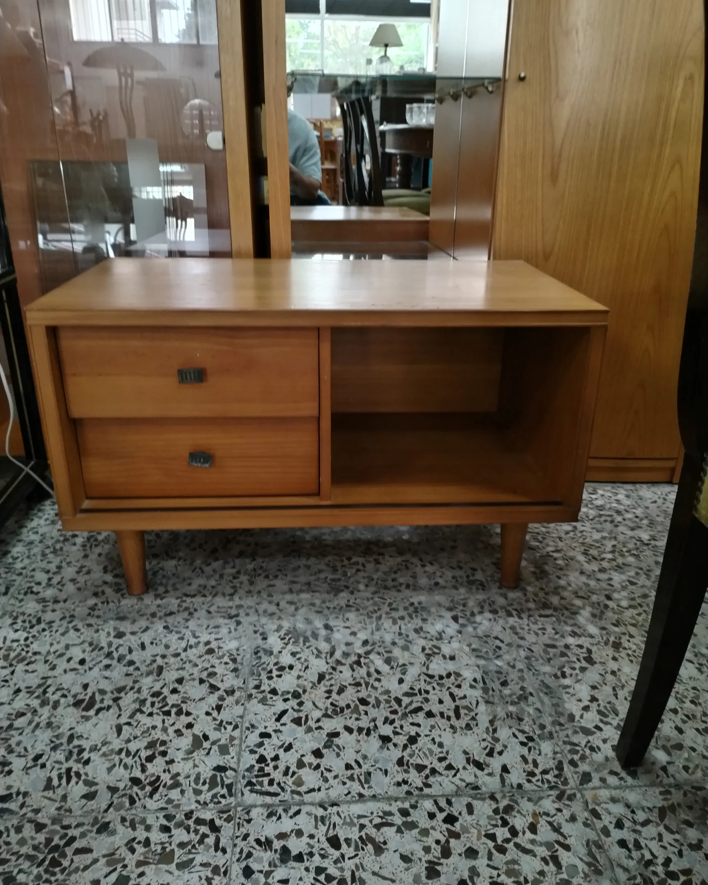 Mesa de tv madera - imagen 1