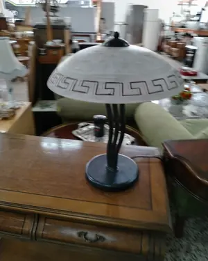 Lámpara de mesa vintage con pantalla de mármol y base de metal - miniatura 1
