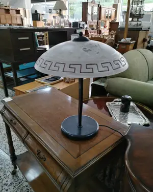 Lámpara de mesa vintage con pantalla de mármol y base de metal - miniatura 2