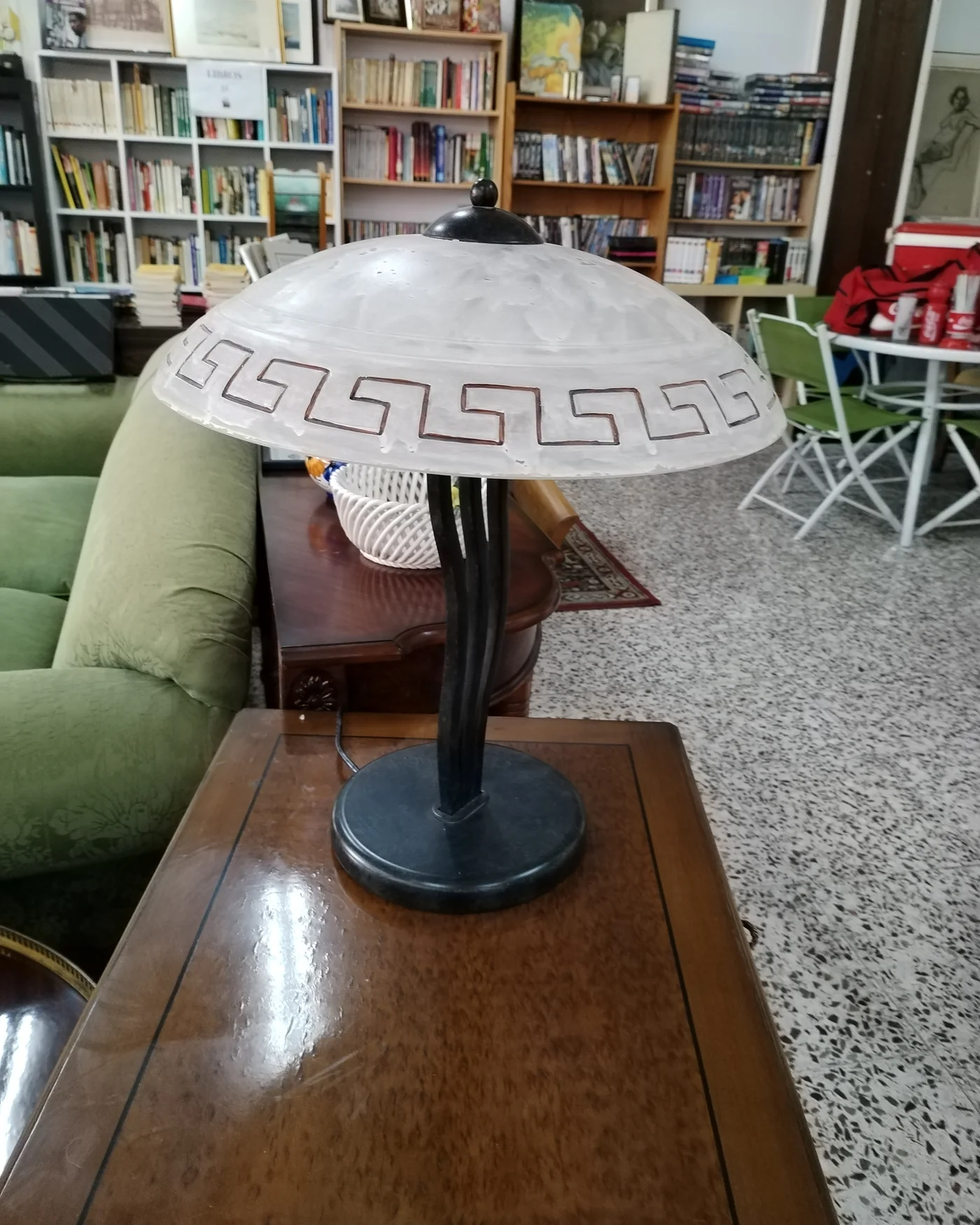 Lámpara de mesa vintage con pantalla de mármol y base de metal - imagen 3