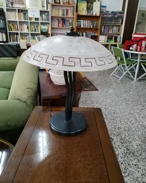 Lámpara de mesa vintage con pantalla de mármol y base de metal - miniatura 3