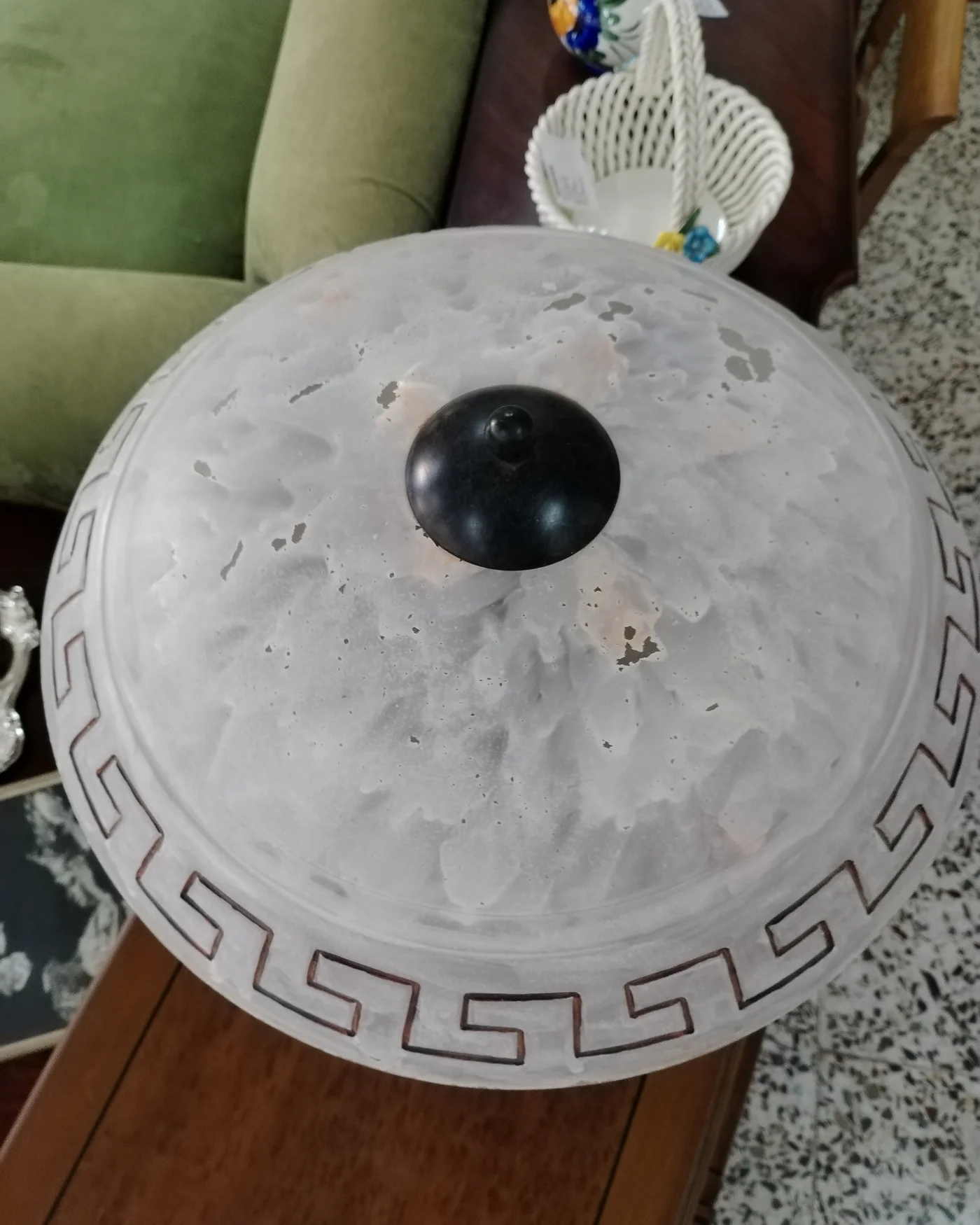 Lámpara de mesa vintage con pantalla de mármol y base de metal - imagen 4