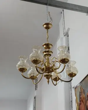 Lámpara de techo clásica de latón con 6 brazos y pantallas de cristal - miniatura 1