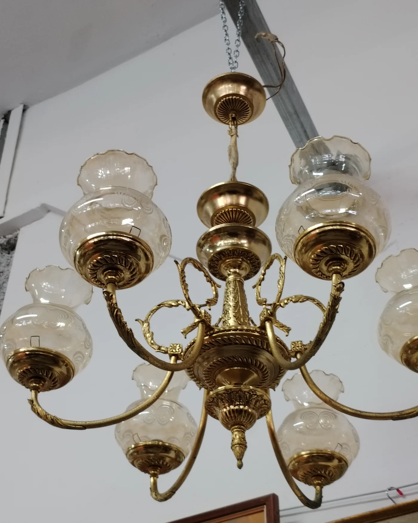 Lámpara de techo clásica de latón con 6 brazos y pantallas de cristal - imagen 2