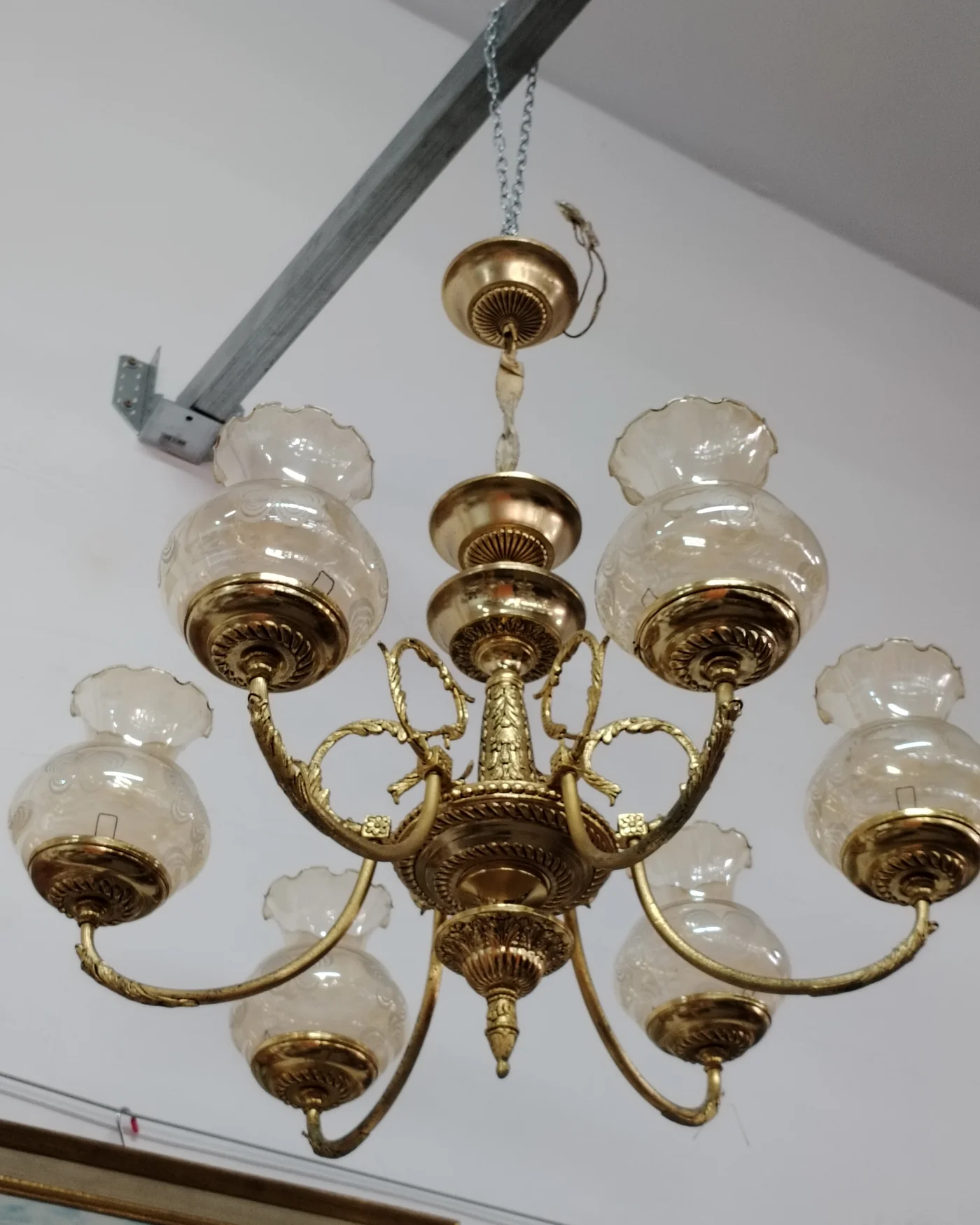 Lámpara de techo clásica de latón con 6 brazos y pantallas de cristal - imagen 3