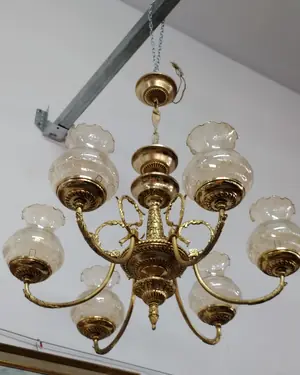 Lámpara de techo clásica de latón con 6 brazos y pantallas de cristal - miniatura 3