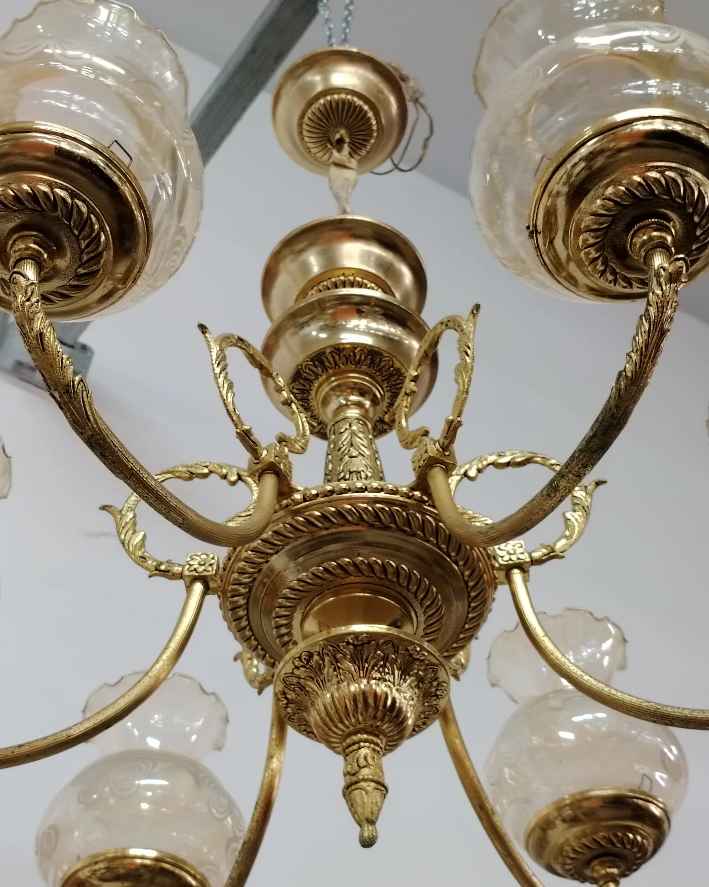 Lámpara de techo clásica de latón con 6 brazos y pantallas de cristal - imagen 4